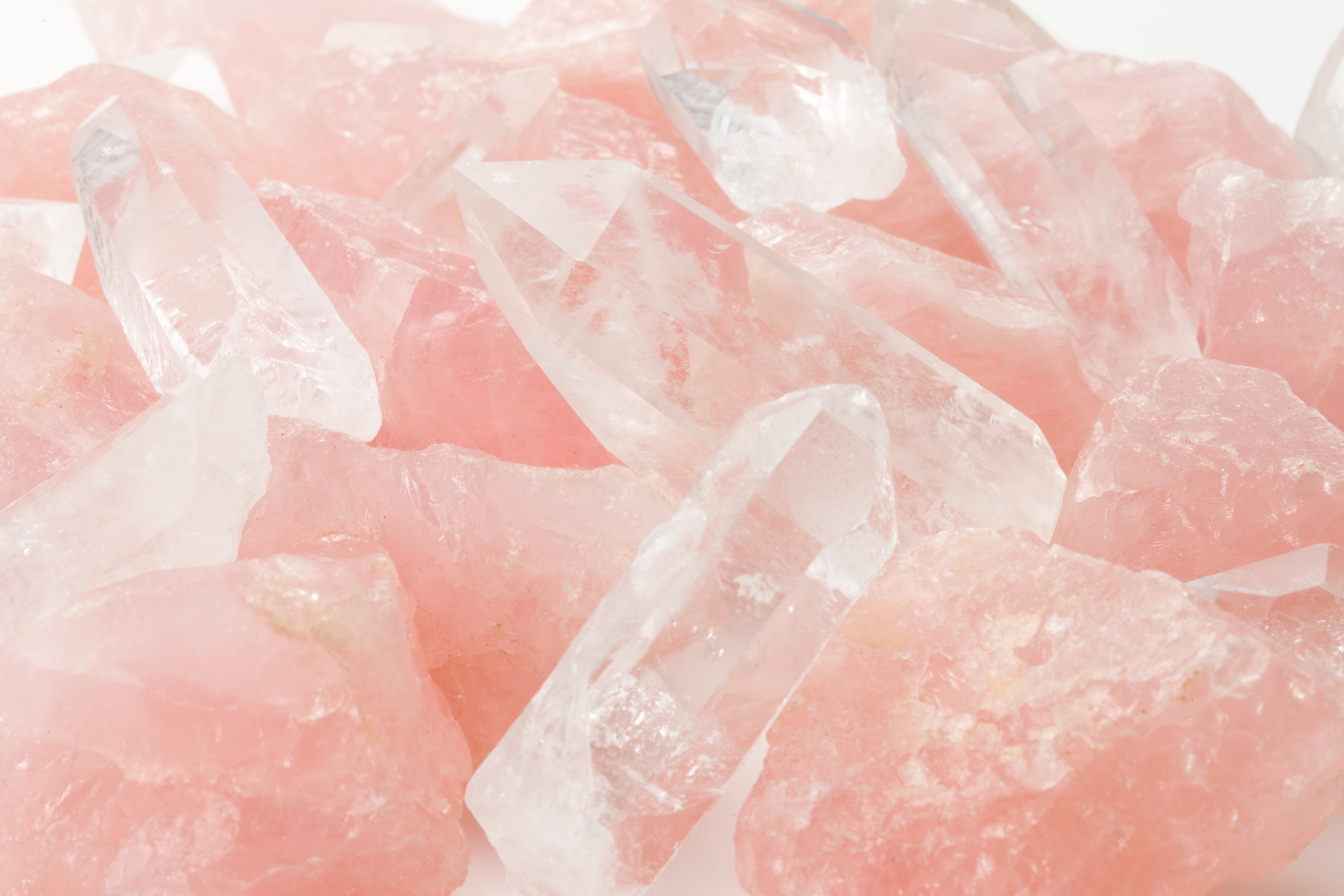 Розово белый камень. Кварц камень мрамор Кристалл. Quarzo Rosa камень. Розовый кварц Кристалл Эстетика. Розовый кварц слэб.